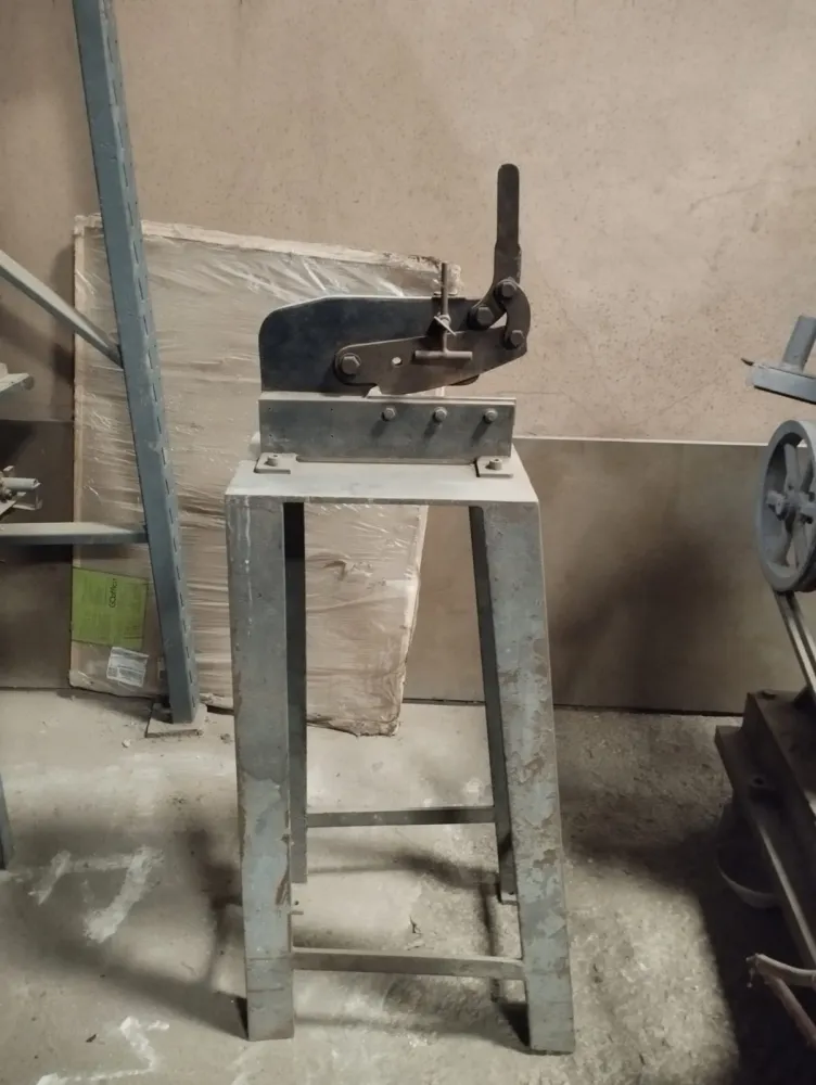 Tesoura para chapas com suporte - Cód. 257 Imagem