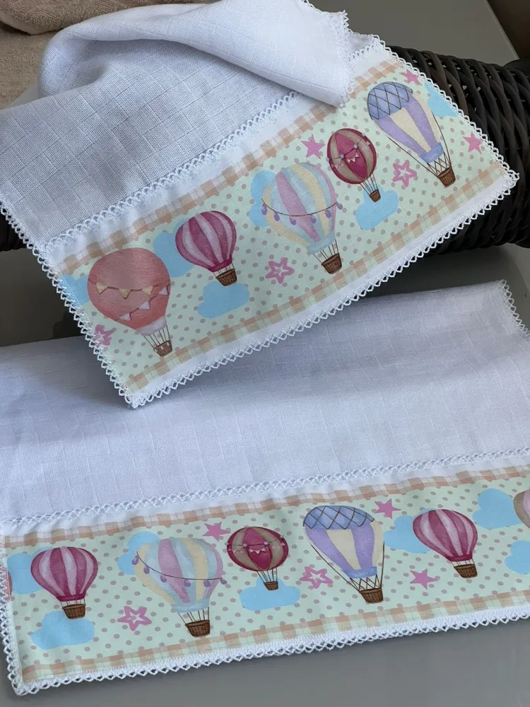 DUPLINHA BOCA+OMBRO C/BARRADO/Picueta branca-baloesfundo verde Imagem