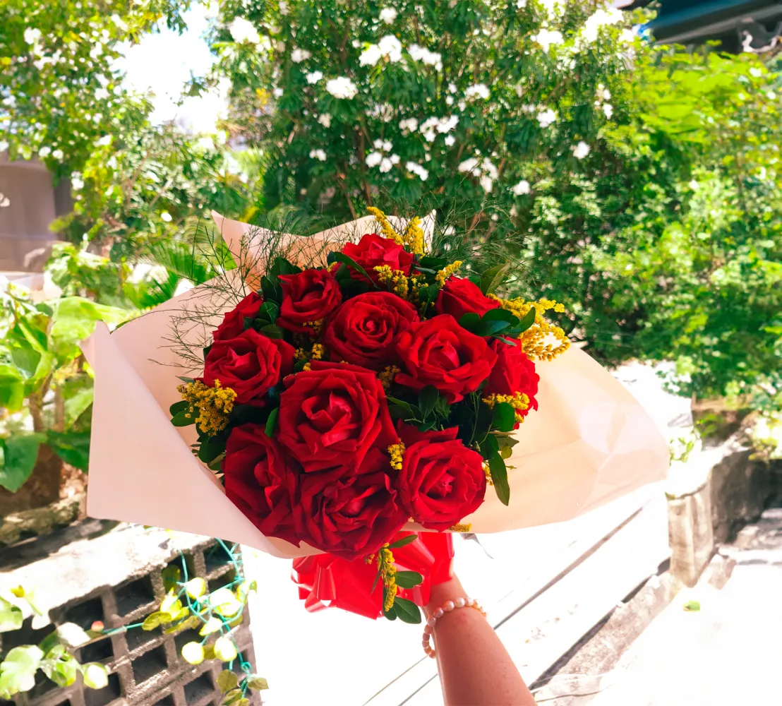 Buquê com 12 Rosas vermelhas  personalizado com foto
