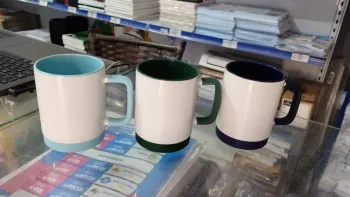 CANECA CERAMICA 325ML BRANCA ALÇA SFT BASE SILICONE INTERNA ALÇA COLORIDA - Foto 2