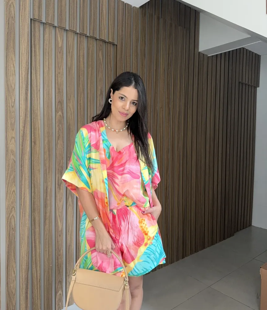 CONJUNTO FLORESCER - BLUSA E SHORTS TAMANHO M Imagem