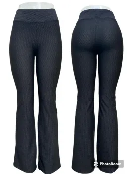 CALÇA FLARE EM TECIDO PIQUET/COLMEIA - PRETA