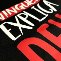 Camiseta Masculina Preta Ninguém explica Deus - Foto 2