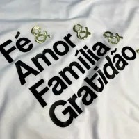Camiseta Masculina Branca Fé & Amor Dourado - Foto 2