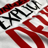 Camiseta Masculina Branca Ninguém explica Deus - Foto 2