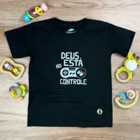 T-Shirt Infantil Preta Deus Está No Controle