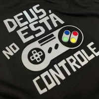 T-Shirt Infantil Preta Deus Está No Controle - Foto 2