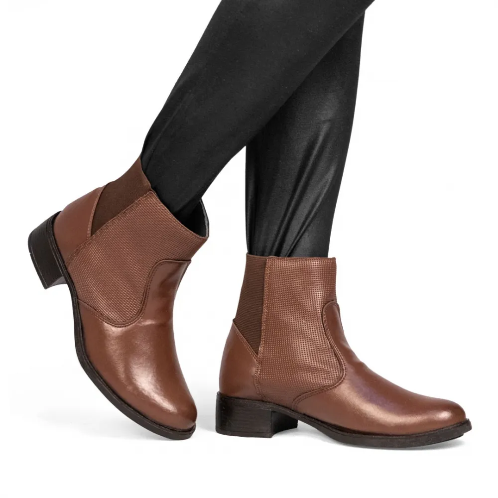 Botina Feminina Cano Médio em Couro Sintético