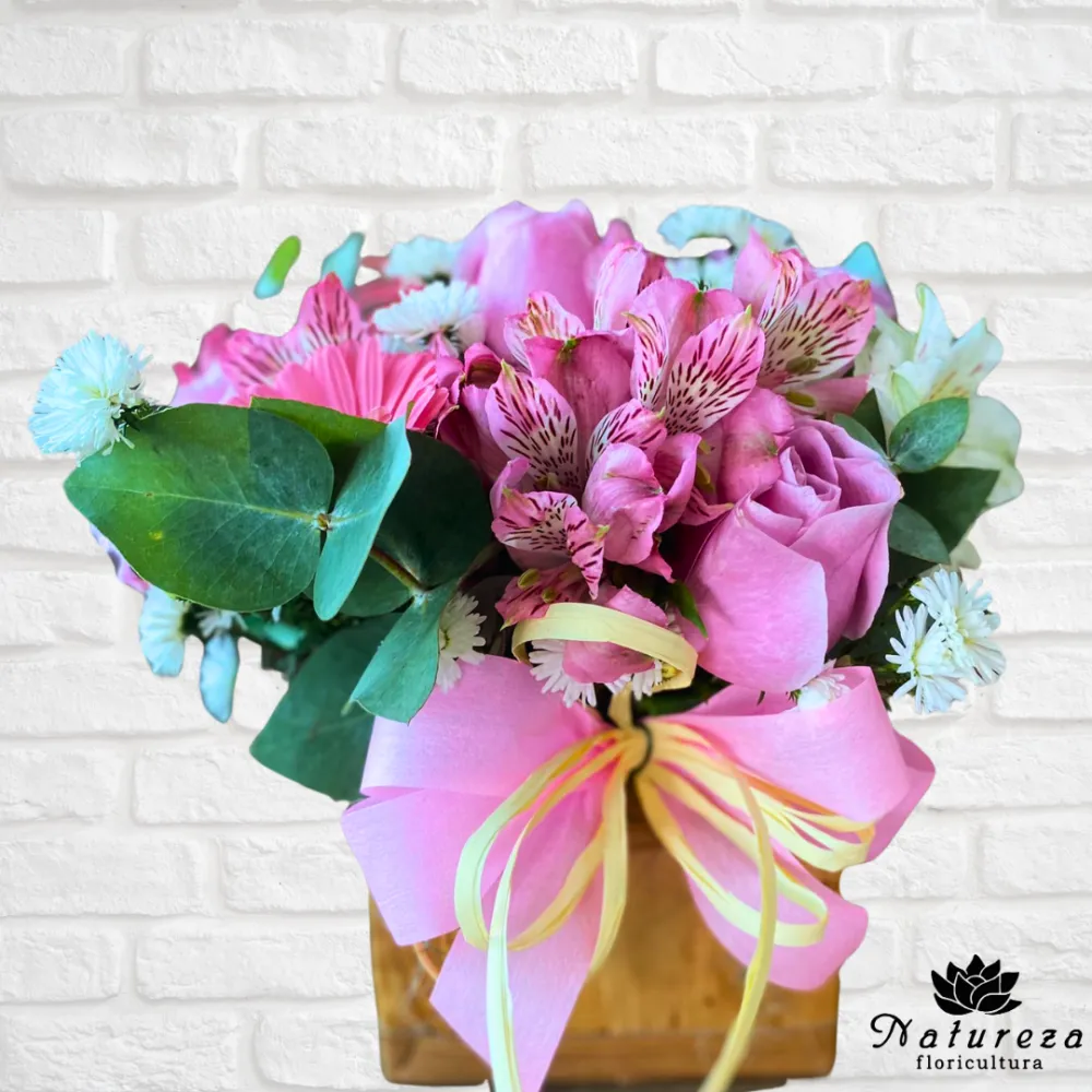 Arranjo Amore Mio Com Flores Mistas em Tons de Rosa  Imagem