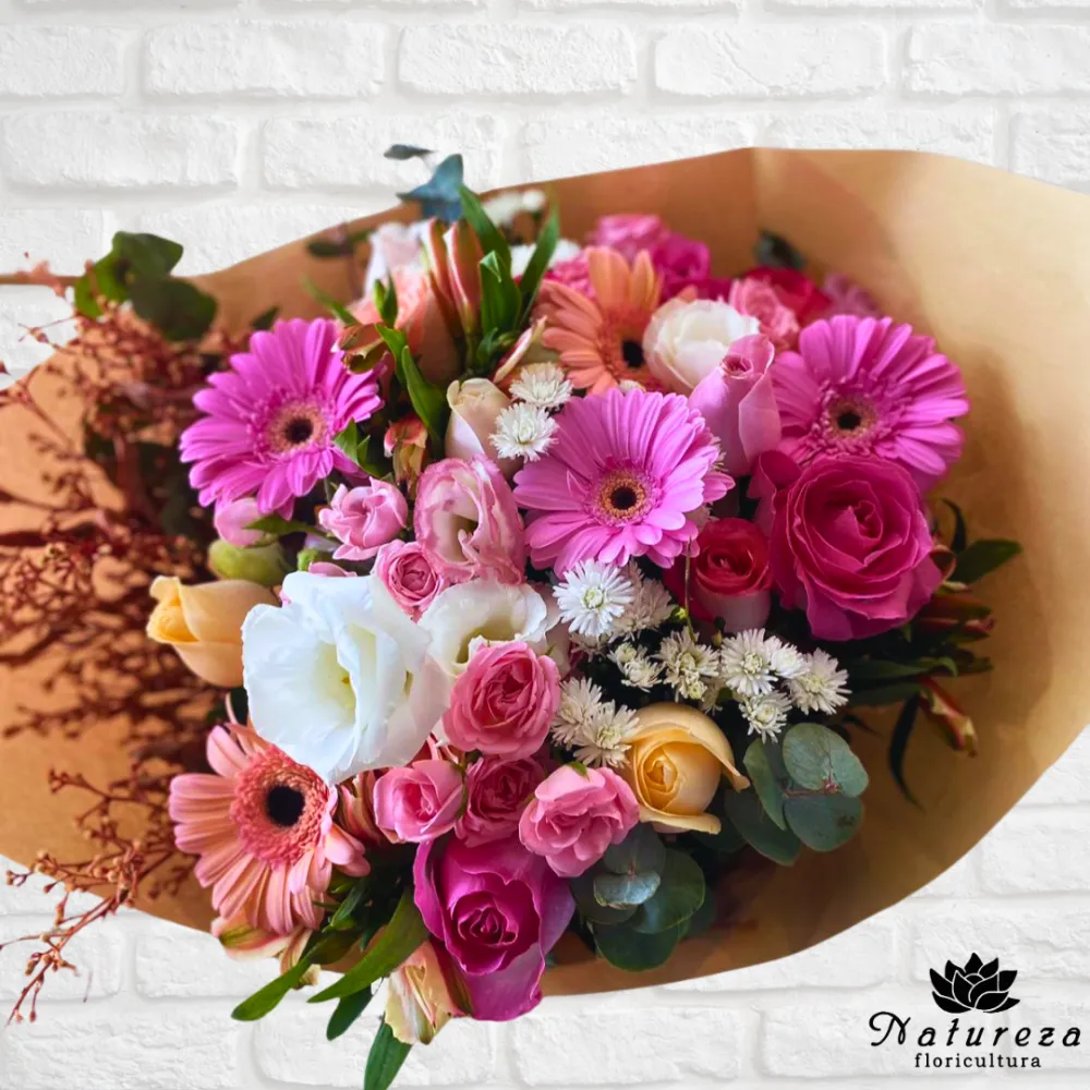  Buquê  Puro Amor  Flores Mistas em Tons de Rosa Imagem
