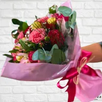 Buquê Love com Rosas ,Astromelias com Ferrero Rocher  - Foto 2