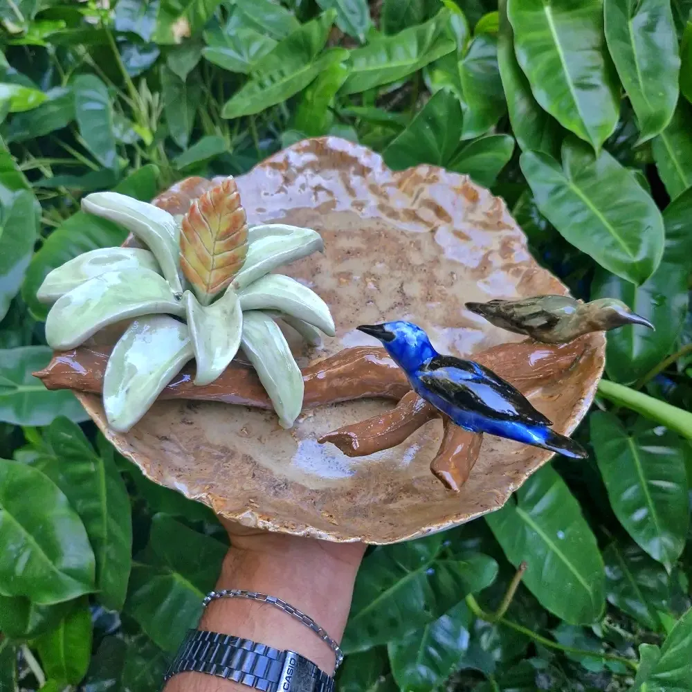 Centro de mesa Bromélia e Casal de Saí Azul (24 diam x 11alt)