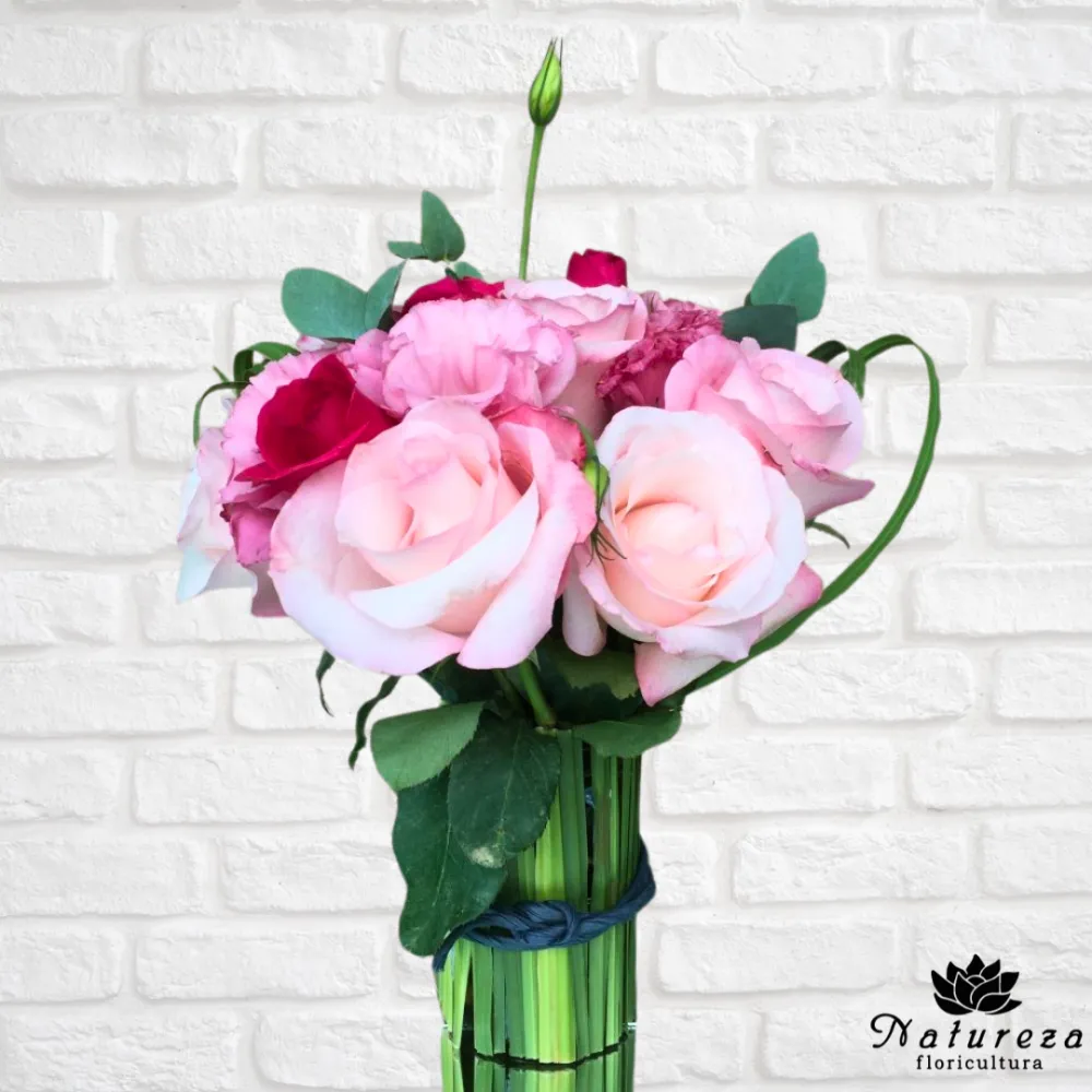 Arranjo misto em tons de rosa 