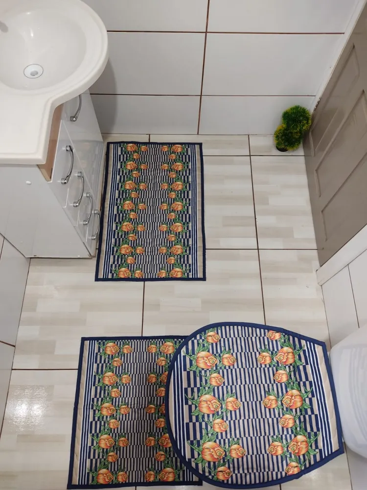 Jogo de Tapete Banheiro - Rosas Laranjadas (fundo listrado) Imagem