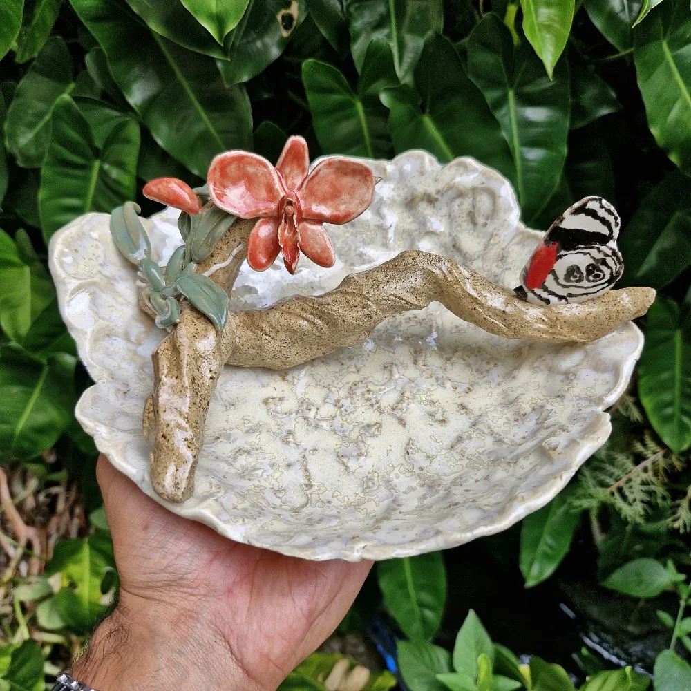 Centro de mesa Orquídea Sophronitis coccinea e Borboleta do 88 (23diam x 10alt) Imagem