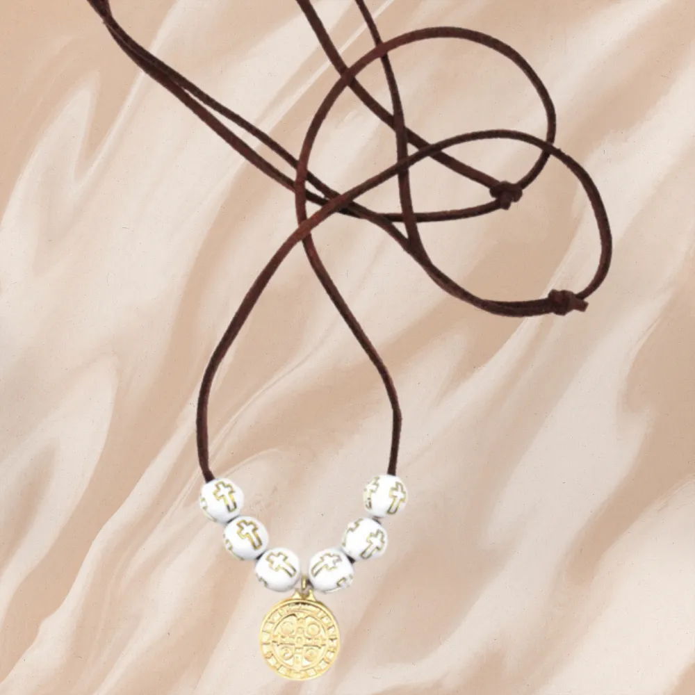 Cordão Marrom com Medalha São Bento Dourada