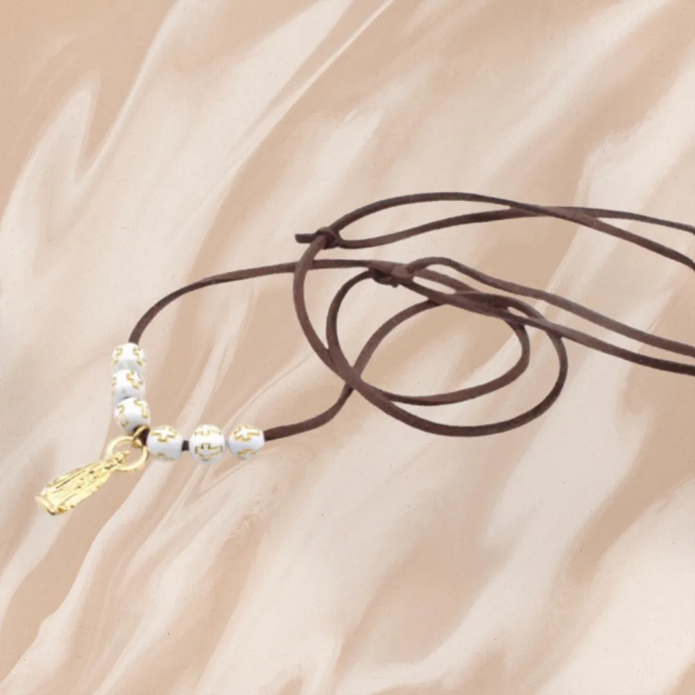 Cordão Marrom com Pingente Aparecida Dourado