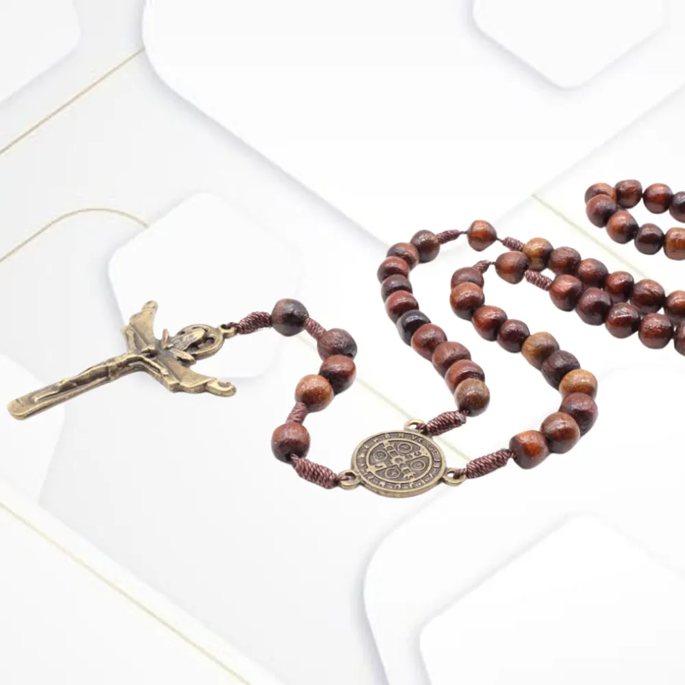 Terço São Bento 8mm Imbuia com pingente em metal Imagem