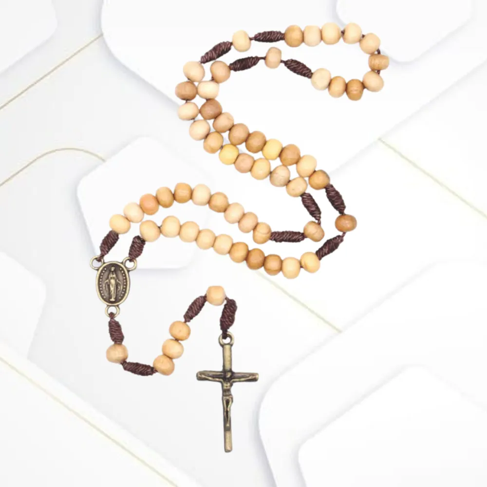 Terço de Madeira Marfim 4mm com pingente em metal Imagem