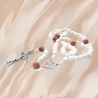 Terço de Resina Branca com contas marrom veludo