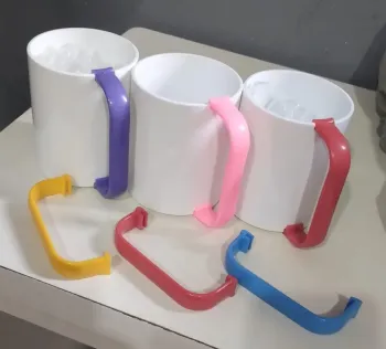 CANECA DE POLIMERO BRANCA  BRILHANTE ALÇA REMOVIVEL CORES 