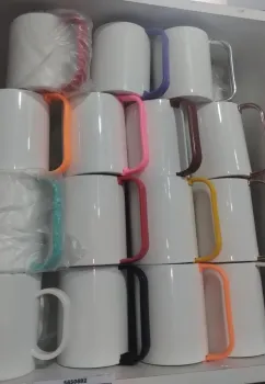 CANECA DE POLIMERO BRANCA  BRILHANTE ALÇA REMOVIVEL CORES  - Foto 2