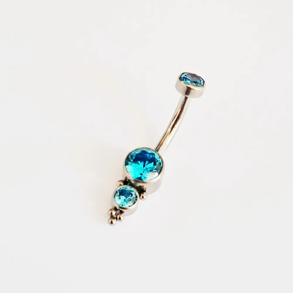 Banana Bell em Titânio INDIANO FLAT 1.6mm com Pedra Zircônia Azul TIT01 Imagem