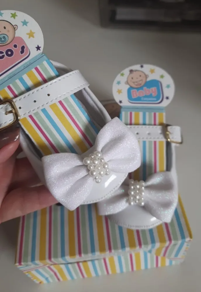 Sapatinho Branco Laço Pérolas