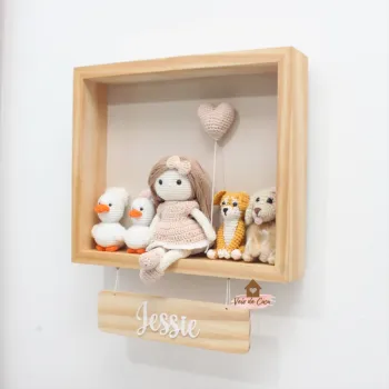 Boneca com 4 pets  - Quadro Retangular - Porta Maternidade - Foto 2