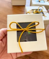 P/ 4 Doces - 8,0 x 8,0 x 5,0 - Cartonagem C/ Visor - Foto 2