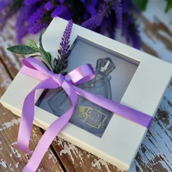 Cx. C/ N. S. Aparecida  P/ 8 Bombons - Tampa C/ Visor e Fundo Cartonagem