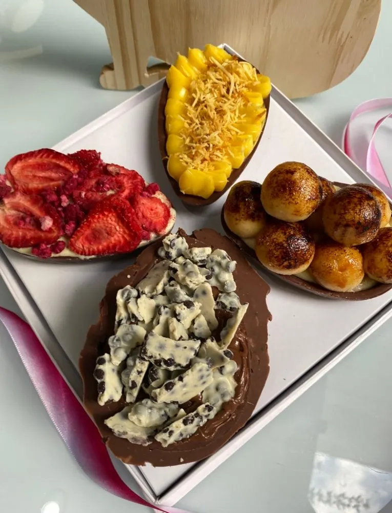   Cx Dobradura P/4 ovos de 100 a 150 grs - Tampa transparente e fundo branco simples 21,0 x 21,0 x 8,0 Imagem