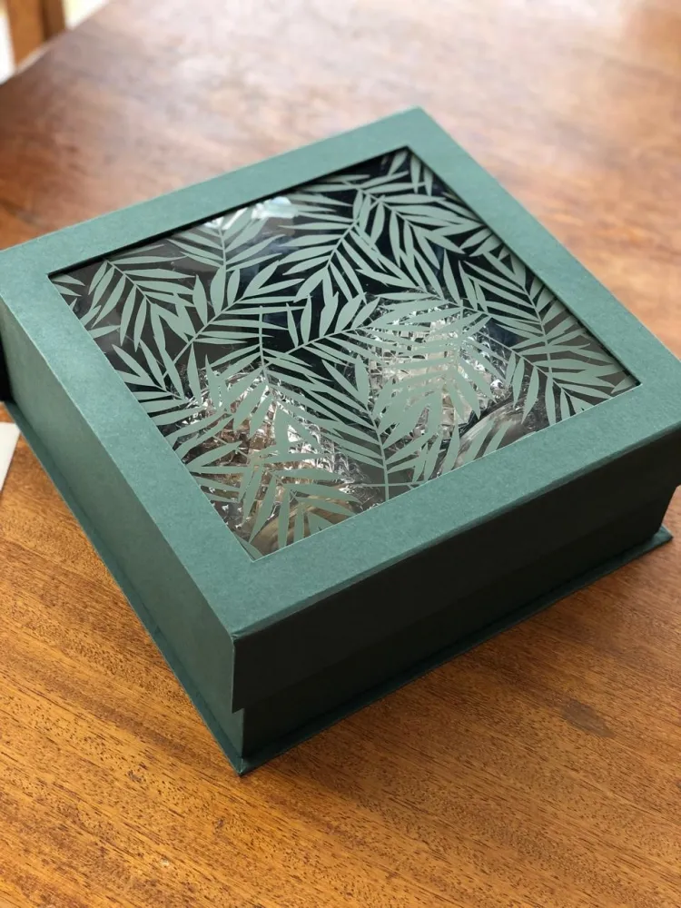 Cx 25,0 x 25,0 x 10,0 Livro com visor e personalização em silk