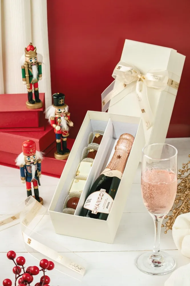 P/ Bebida (Baby Chandon) + 06 Bombons - Tampa e Fundo Cartonagem  Imagem