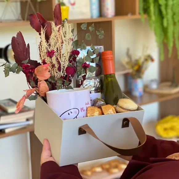 Cx. Sacola Cartonagem C/ Alça Sortida  26,0 x 23,0 x 9,5