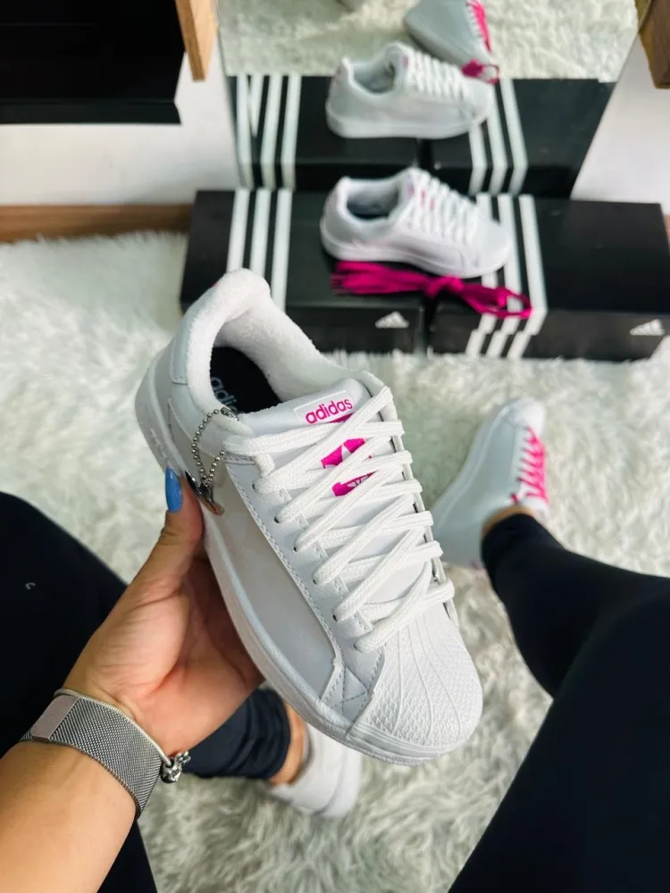 Tênis  adidas super  starlit  