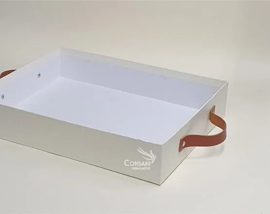  Bandeja com alça de couro sortido - 35,0 x 25,0 x 10,0 - Cartonagem - Parte interna branca  Imagem