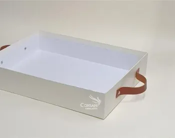  Bandeja com alça de couro sortido - 35,0 x 25,0 x 10,0 - Cartonagem - Parte interna branca 
