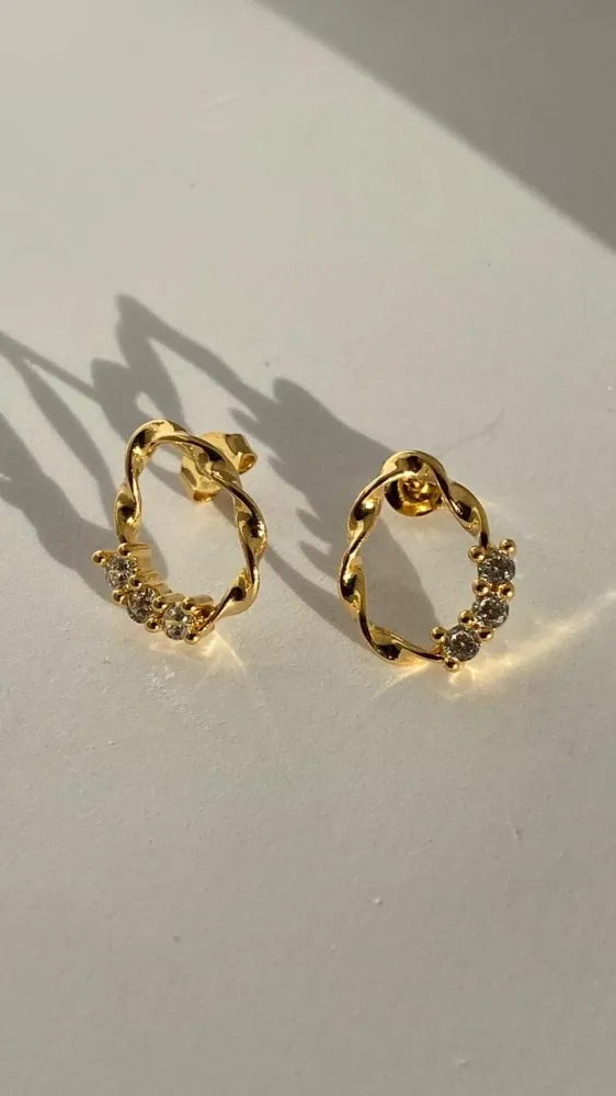 Brinco Gota Vazado com Zircônia - Banhado Ouro 18k
