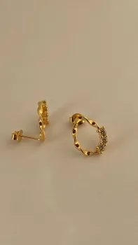 Brinco Gota Vazado com Zircônia - Banhado Ouro 18k - Foto 2