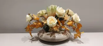 Arranjo artificial de rosas com folhas outonais