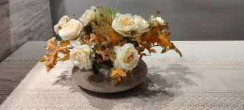 Arranjo artificial de rosas com folhas outonais - Foto 2