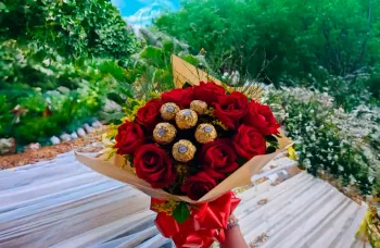 Buquê Doce Ferrero : Buquê Premium de Rosas Vermelhas com Ferrero Rocher