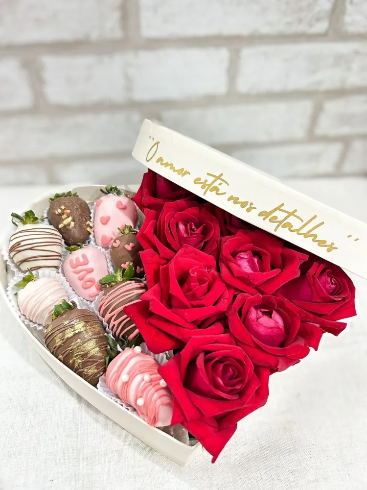 Coração Cartonagem G - C/ 5 Cm de Altura - C/ Escrita em dourada o Amor está nos detalhes  Imagem