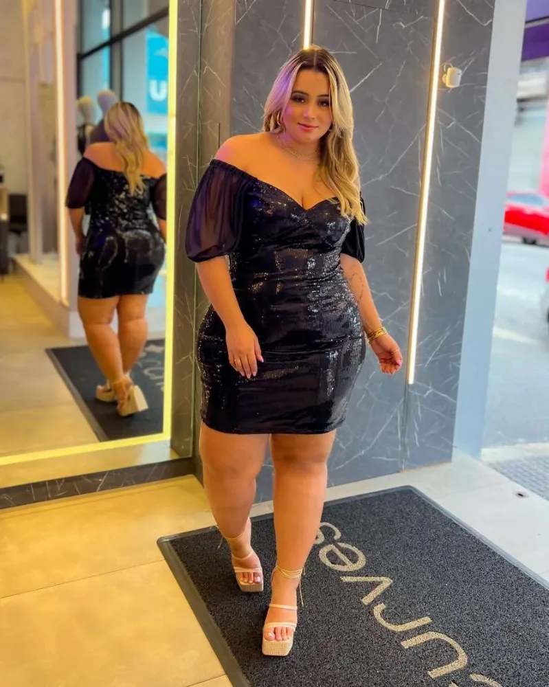 Vestido Curto Paetê Manga Curta Tule It Curves Preto Imagem