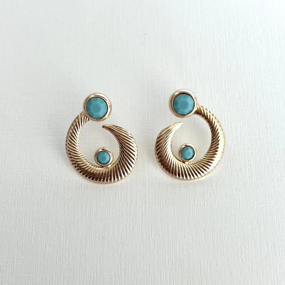 Brinco Curvado com Pedras Turquesa