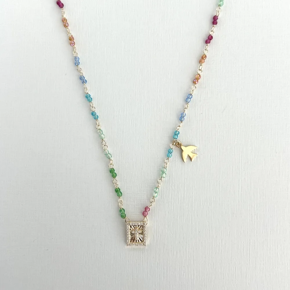 Colar Longuinho Corrente com Cristais Coloridos e Pingente de Espírito Santo e Crucifixo Cravejado