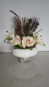 Arranjo artificial com rosas e lírios 