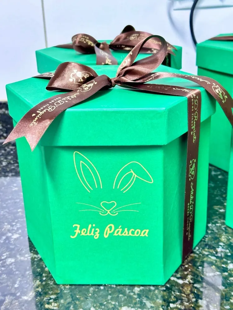 Sextavada 20,0 x 20,0 - Cartonagem (Parte interna branca) - Com personalização em silk feliz páscoa e coelho  Imagem