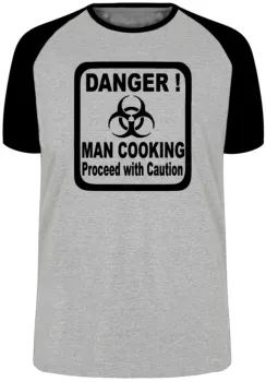 Camiseta adulto ou infantil Homem cozinha cozinheiro perigo